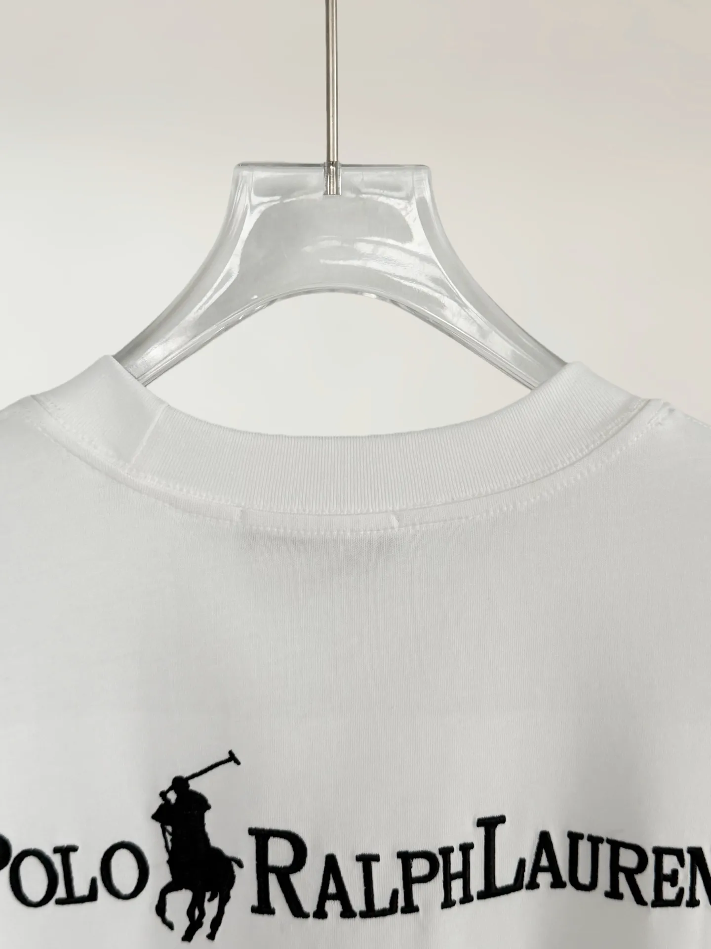 P160 [High Quality]Ralph Lauren*Ralph Lauren embroidery micro-label simple‼ ️Short-sleeved T-shirt 💗Ralph Lauren classic short-sleeved T-shirt, custom-made 280g pure cotton fabric, soft and breathable, classic horseback golf🏌️ embroidery on the chest, logo + logo embroidery on the back, simple and recognizable. Round neck design, neat tailoring, customized 280g pure cotton fabric, soft and smooth to the touch, great breathability, super comfortable to wear in summer! The same loose version for men and women, OK to wear alone or layered, versatile ~ 𝐂𝐎𝐋𝐎𝐔𝐑: black white 𝐒𝐈𝐙𝐄: S-xL Size chart: S: Shoulder width 51 - Bust 55 - Clothing length 70 M: Shoulder width 53 - Bust 57 - Clothing length 72 L: Shoulder width 55 - Bust 59 - Clothing length 74 XL: Shoulder width 57 - Bust 61 - Clothing length 76